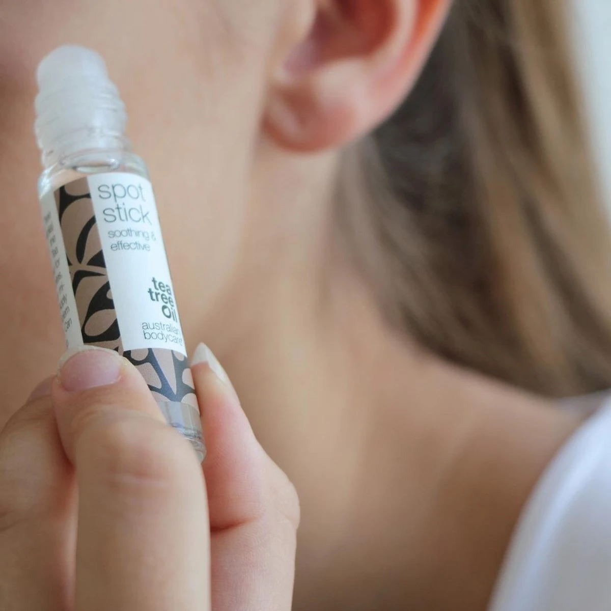 Australian Bodycare Spot Stick 9 Ml - Roll-on Stick Met Tea Tree Olie Tegen Mee-eters, Puistjes En Pukkels - Eerste Hulp Bij Opkomende Puistjes 8 Australian Bodycare Spot Stick 9 Ml - Roll-on Stick Met Tea Tree Olie Tegen Mee-eters, Puistjes En Pukkels - Eerste Hulp Bij Opkomende Puistjes - Afbeelding 8