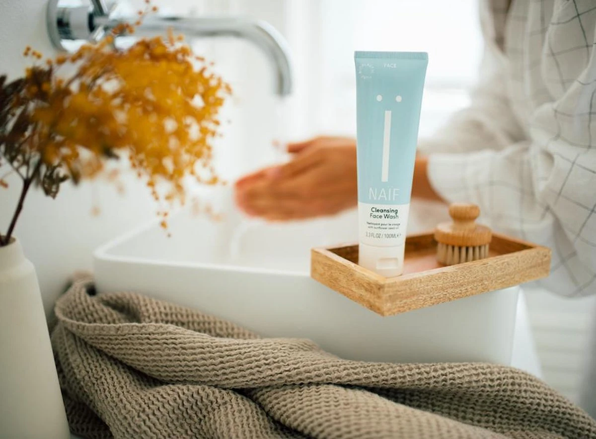 Naïf Gezichtsreiniger - Face Wash 100ml - Gezichtsverzorging - Met Natuurlijke Ingrediënten 5 Naïf Gezichtsreiniger - Face Wash 100ml - Gezichtsverzorging - Met Natuurlijke Ingrediënten - Afbeelding 5