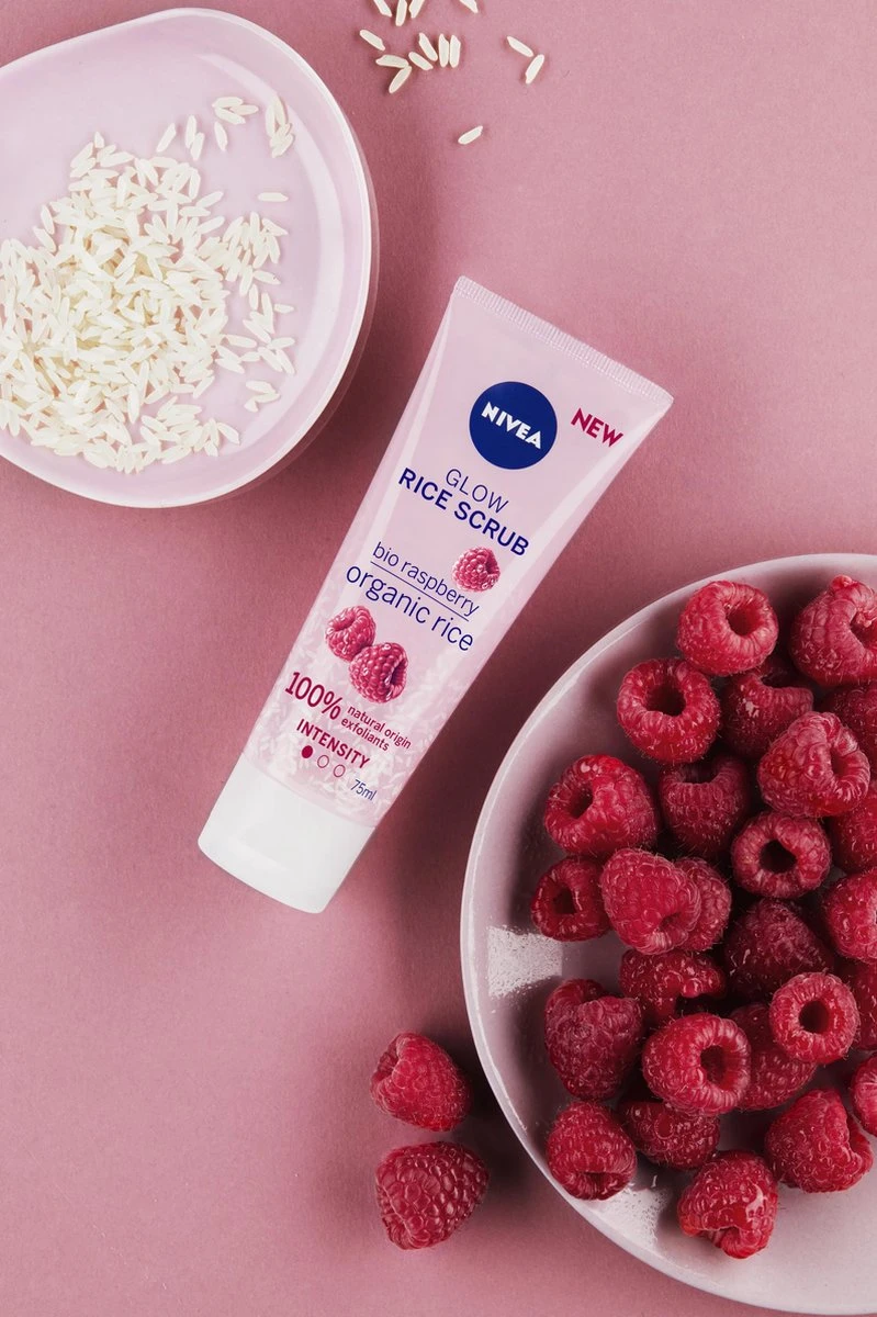 NIVEA Glow Bio Rijst Scrub - Bio Framboos Droge Gevoelige Huid - 75ml 2 NIVEA Glow Bio Rijst Scrub - Bio Framboos Droge Gevoelige Huid - 75ml - Afbeelding 2