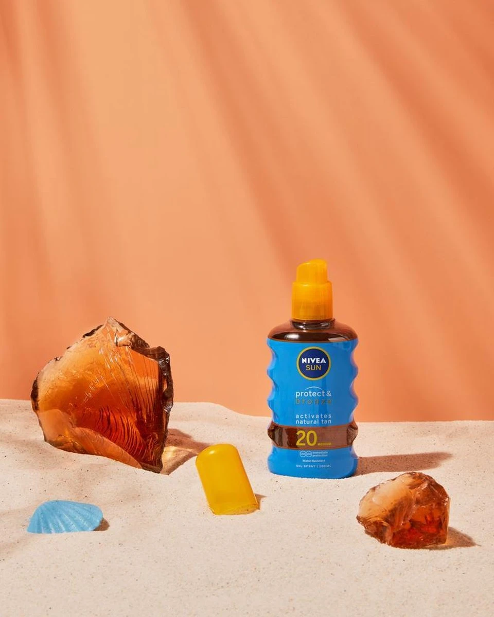 NIVEA SUN Protect & Bronze Beschermende Olie Spray SPF 20 - 200 Ml 4 NIVEA SUN Protect & Bronze Beschermende Olie Spray SPF 20 - 200 Ml - Afbeelding 4